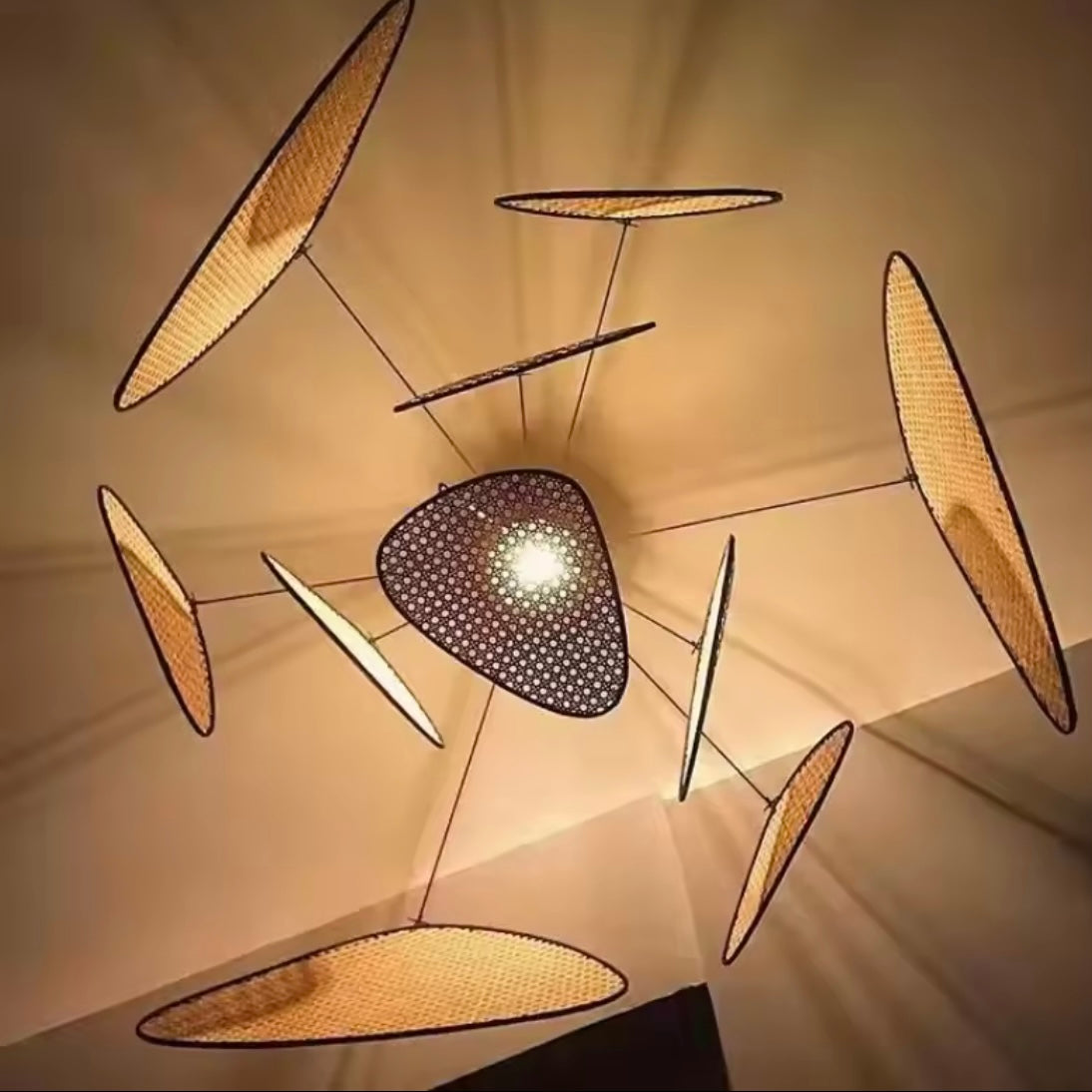 Suspension Aérienne en Osier et Métal | PÉTALA