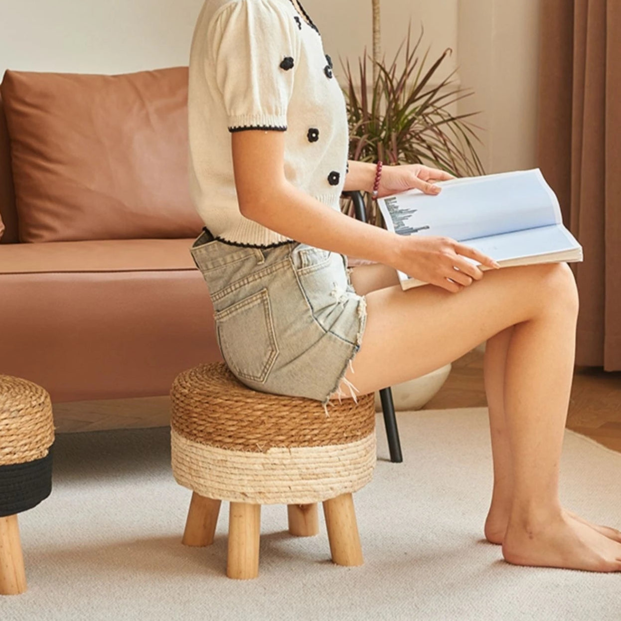 Pouf en Osier sur Pieds en Bois | OLIO – Plusieurs Coloris au Choix